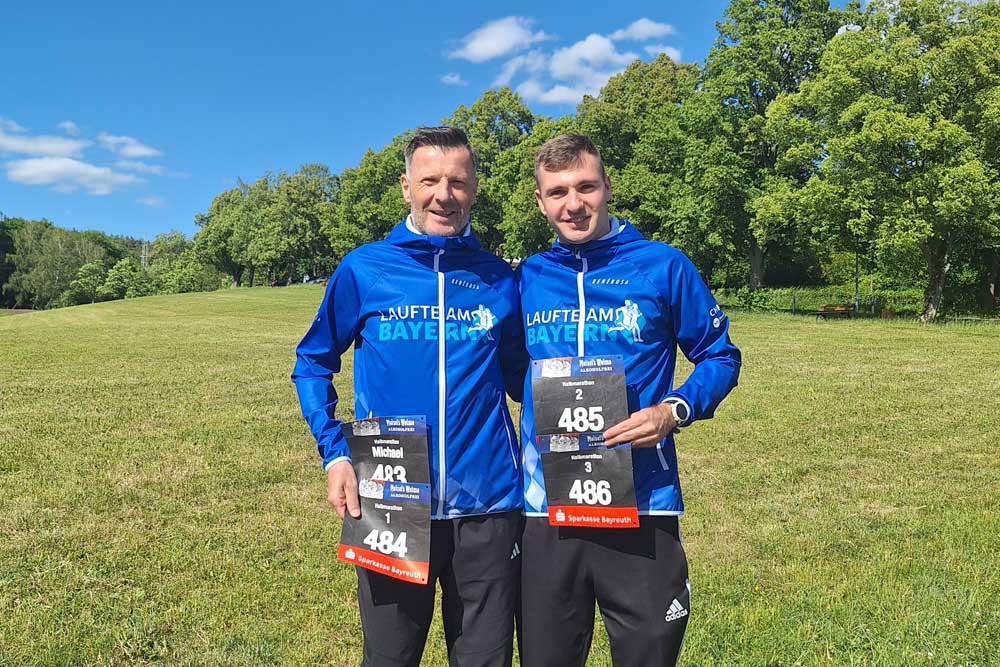 Startnummern für den Maisels-Run in Bayreuth Michael Mettin und Max Franke mit den Startnummern für die Athleten des Laufteam Bayern beim 20. Maisels Run in Bayreuth.