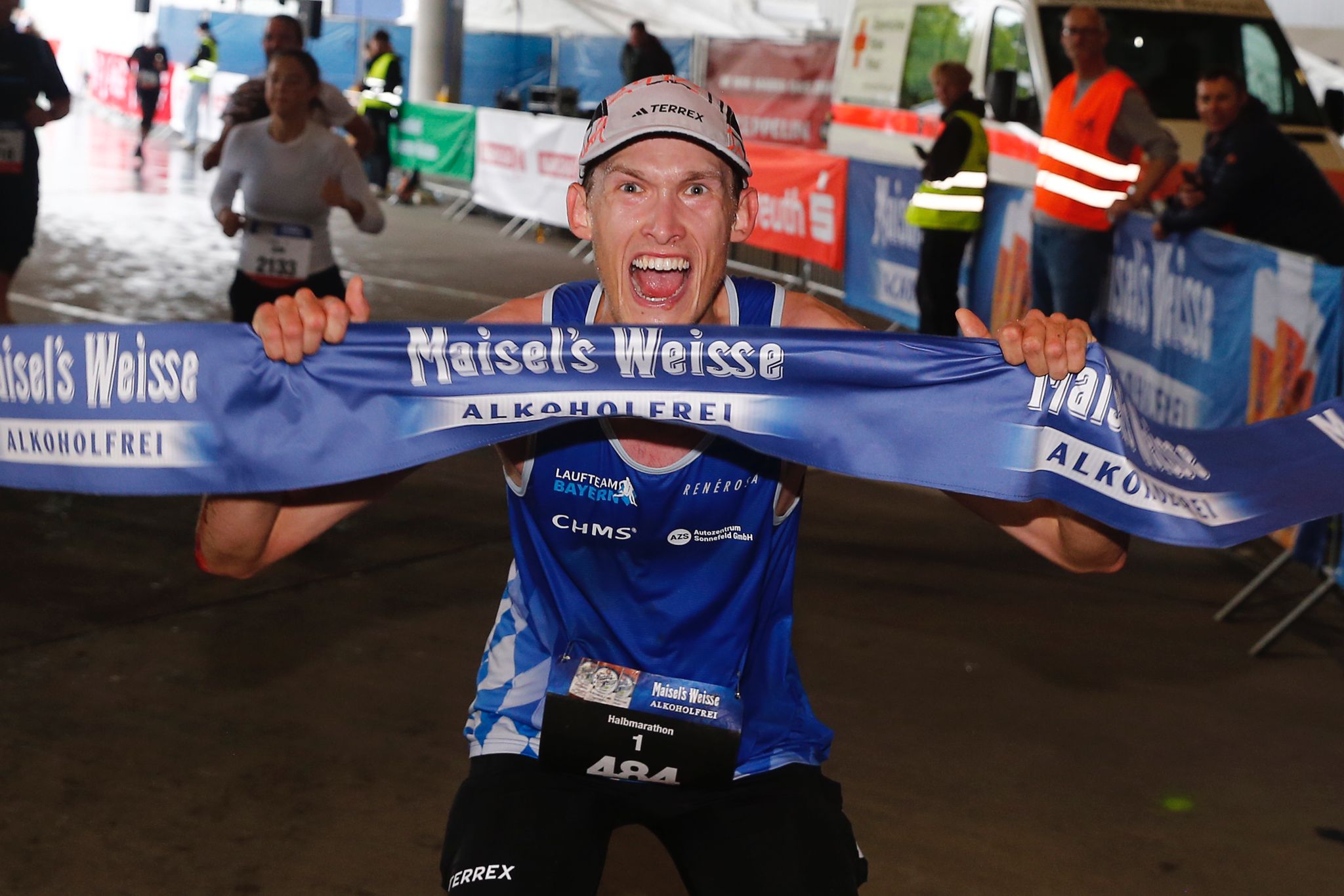 Sieger Jan Kundoerfer Maisels FunRun Jan Kundörfer vom Laufteam Bayern durchläuft das Zielbanner.