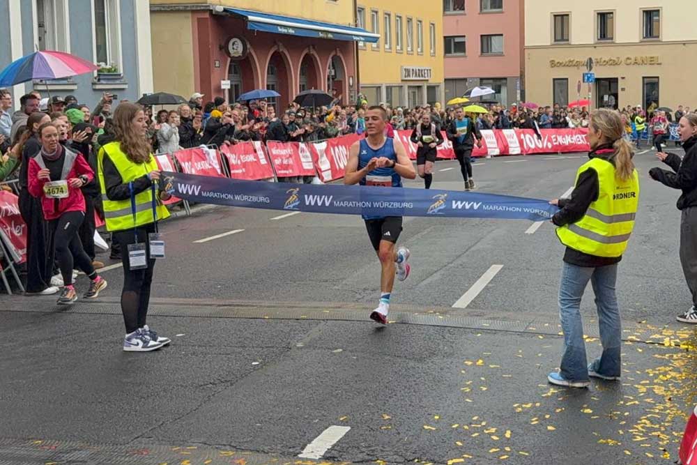 Zieleinlauf Florian Koch Wuerzburg Marathon 2025 Florian Koch läuft als erster ins Ziel beim Würzburg Marathon 2025.
