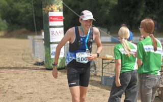 Jan Kundörfer ist im Ziel angekommen und trägt die Teilnehmermedaille der 5. Bayerischen Trailmeisterschaft. Foto: Andreas Heller