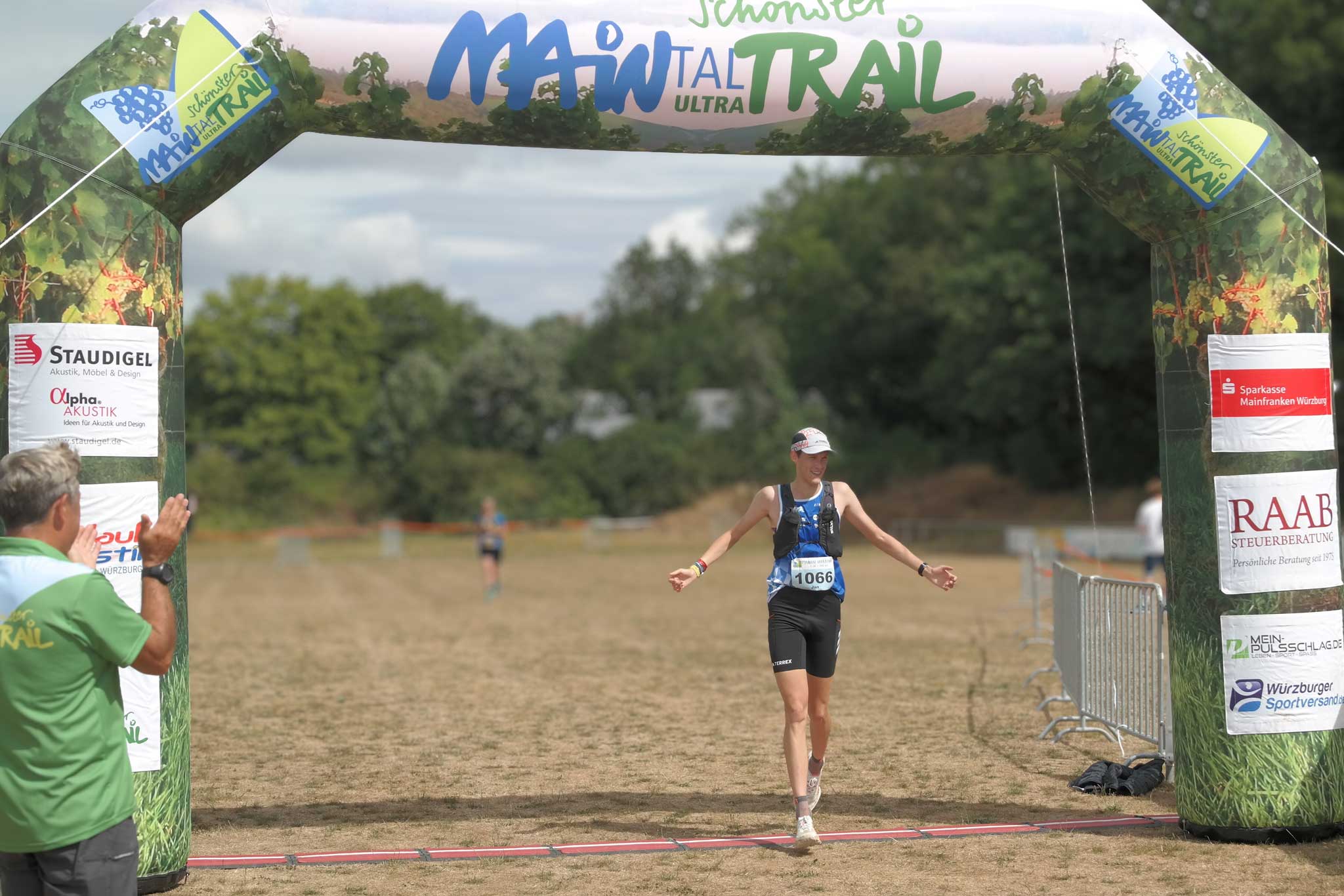 Jan Kundörfer erreicht bei der 5. Bayerischen Trailmeisterschaft auf der 30 Kilometer langen Trailstrecke den dritten Platz. Foto: Andreas Heller
