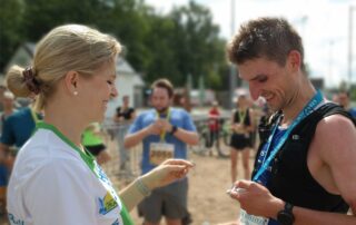 Leon Schübel erhält direkt nach seinem Sieg die Teilnehmermedaille der 5. Bayerischen Trailmeisterschaft. Foto: Andreas Heller