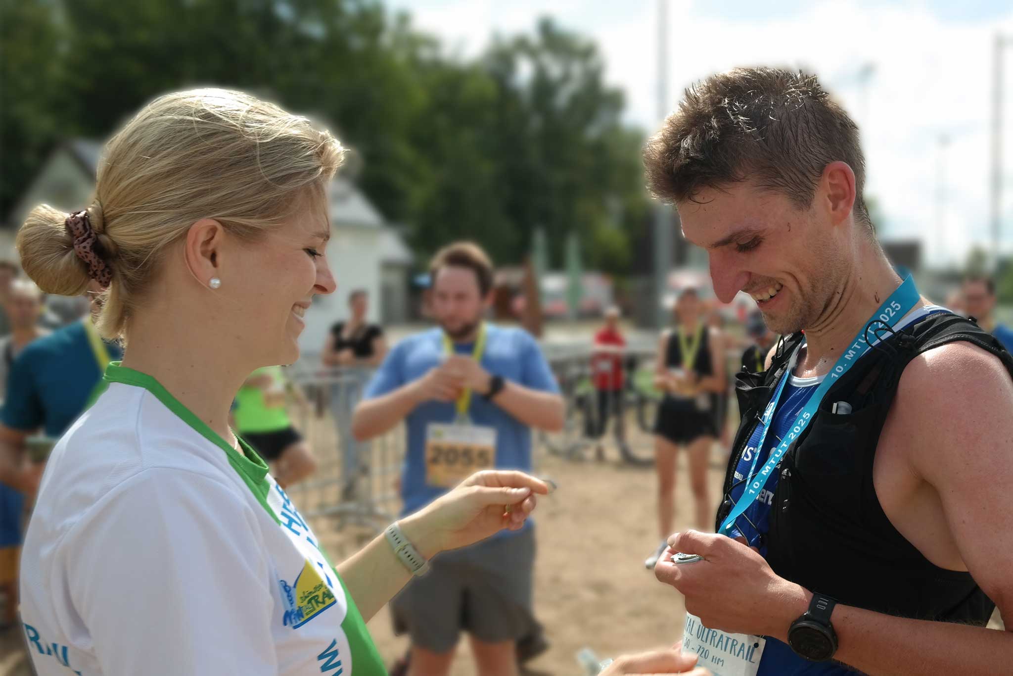 Bayerische Trailmeisterschaft – Leon Schübel mit Teilnehmermedaille Leon Schübel erhält direkt nach seinem Sieg die Teilnehmermedaille der 5. Bayerischen Trailmeisterschaft. Foto: Andreas Heller