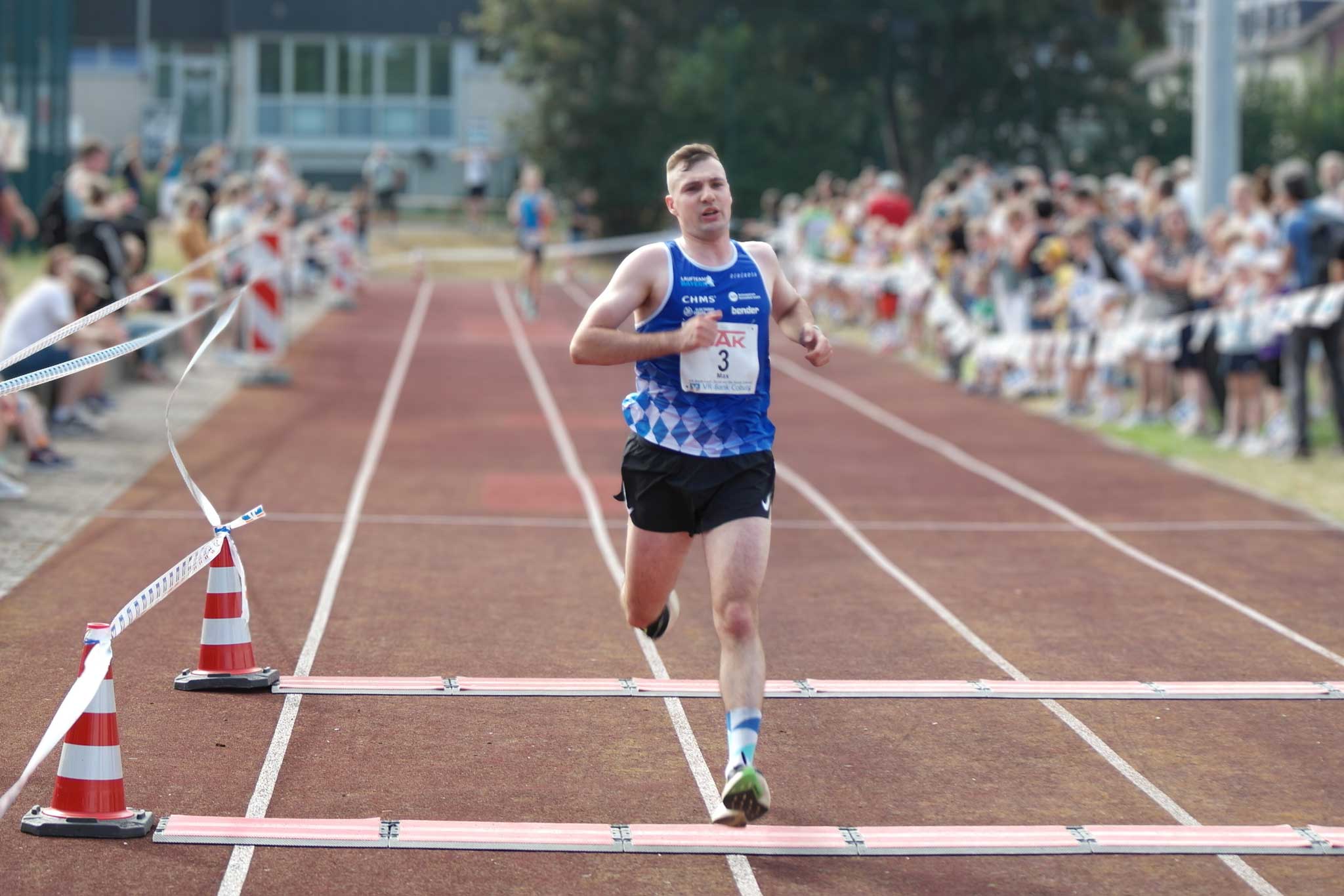 Max Franke läuft beim Vestelauf 2025 nach 38:18 Minuten ins Ziel. Foto: Andreas Heller