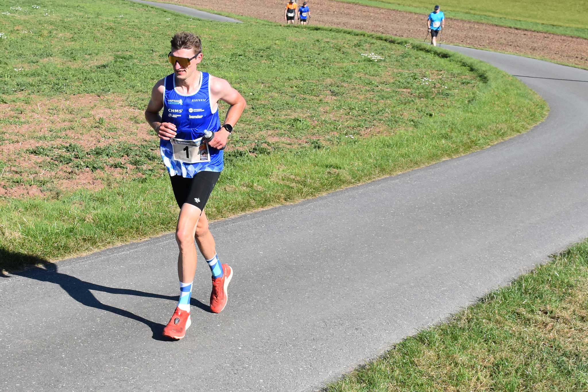Leon Schübel führt auf der 14,3 km langen Strecke und läuft zu seinem Start-Ziel-Sieg