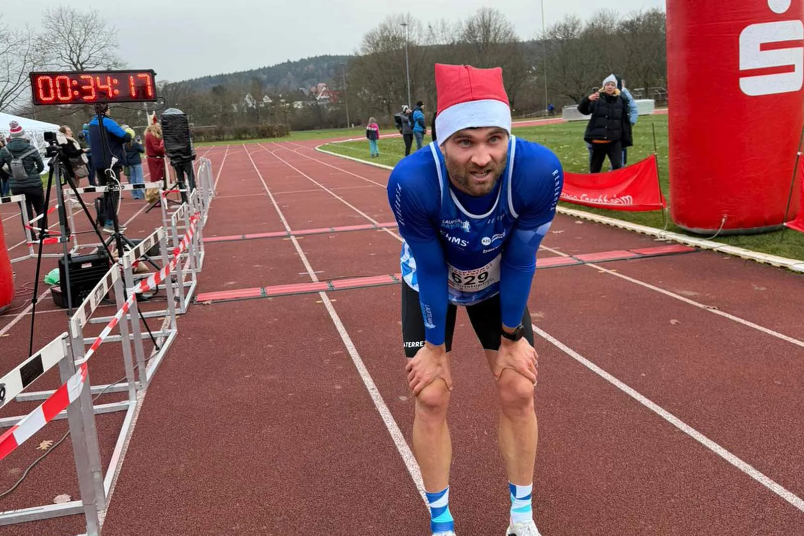 LB-Chrisi-Ziel-Nikolauslauf-2025 Chrisi nach dem Zieleinlauf – zurück im Wettkampfmodus über eine kurze Distanz.
