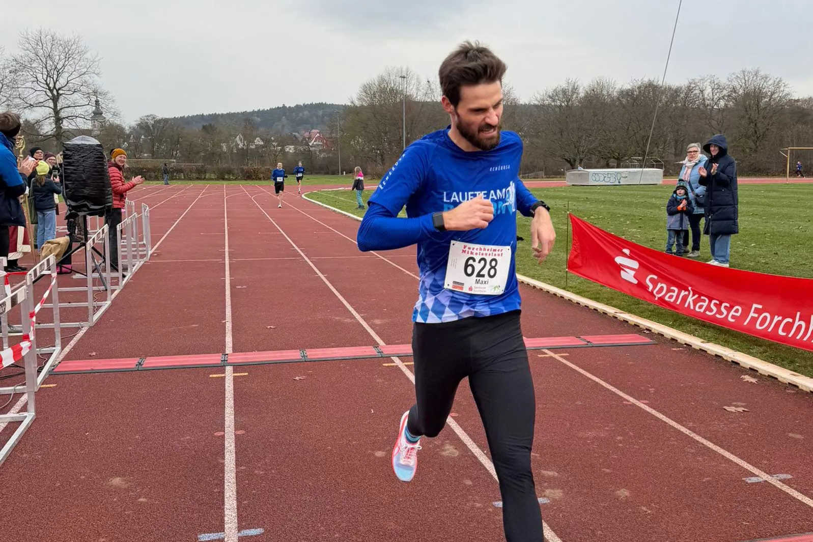 LB-Maxi-Zieleinlauf-Nikolauslauf-2025 Bei seinem ersten Start für das Laufteam Bayern lief Maxi in 34:53 Minuten auf Platz 8 und trug zum Sieg in der Mannschaftswertung entscheidend bei.